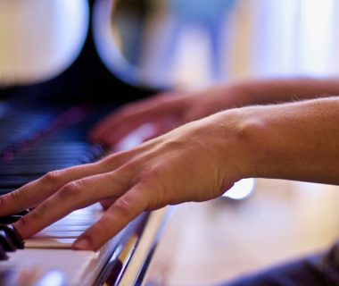Améliorer son jeu grâce à des cours de piano dans une académie renommée