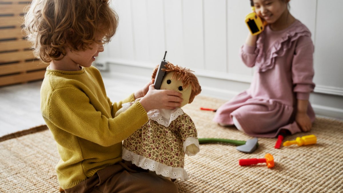 Pourquoi jouer à la poupée est essentiel dans le développement de l’enfant ?
