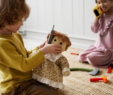 Pourquoi jouer à la poupée est essentiel dans le développement de l’enfant ?